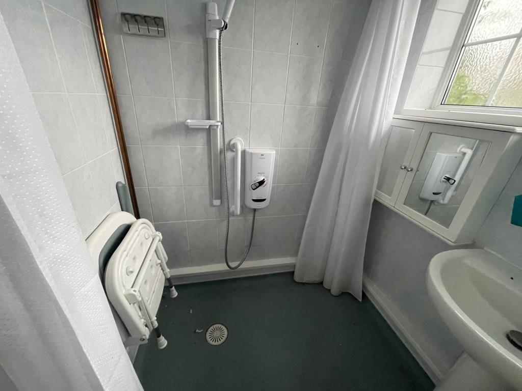 Lot: 49 - SEMI-DETACHED COTTAGE ON 0.4 ACRE PLOT - Wet room